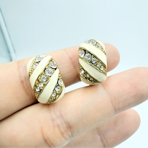 Vintage Gold Tone Plated Ivory Enamel Rhinestones Clip On Earrings - Picture 4 of 6